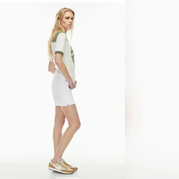 Aritzia Denim Forum
The Yoko Mid Thigh Short in 
A Little Wht Lie Dstr Size 29 - Picture 4 of 6